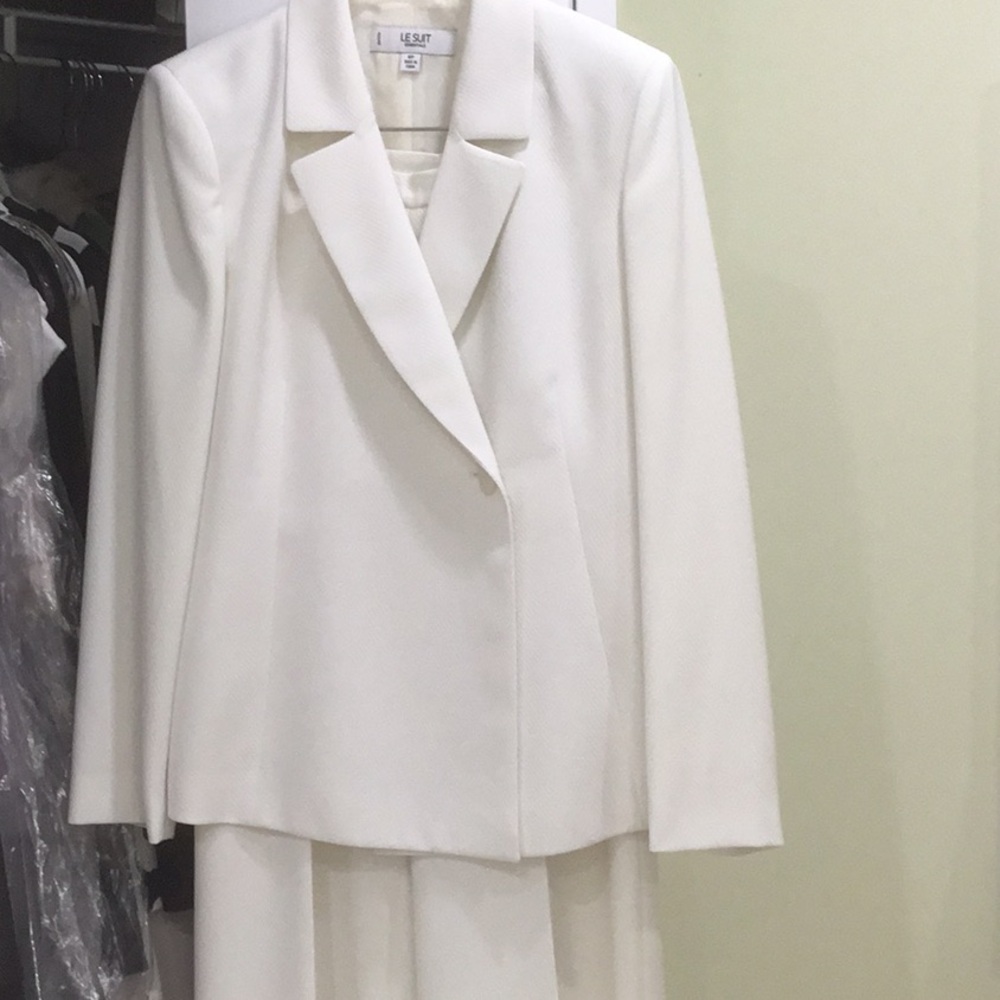 Le Suit Elegant Cream Blazer and Pants